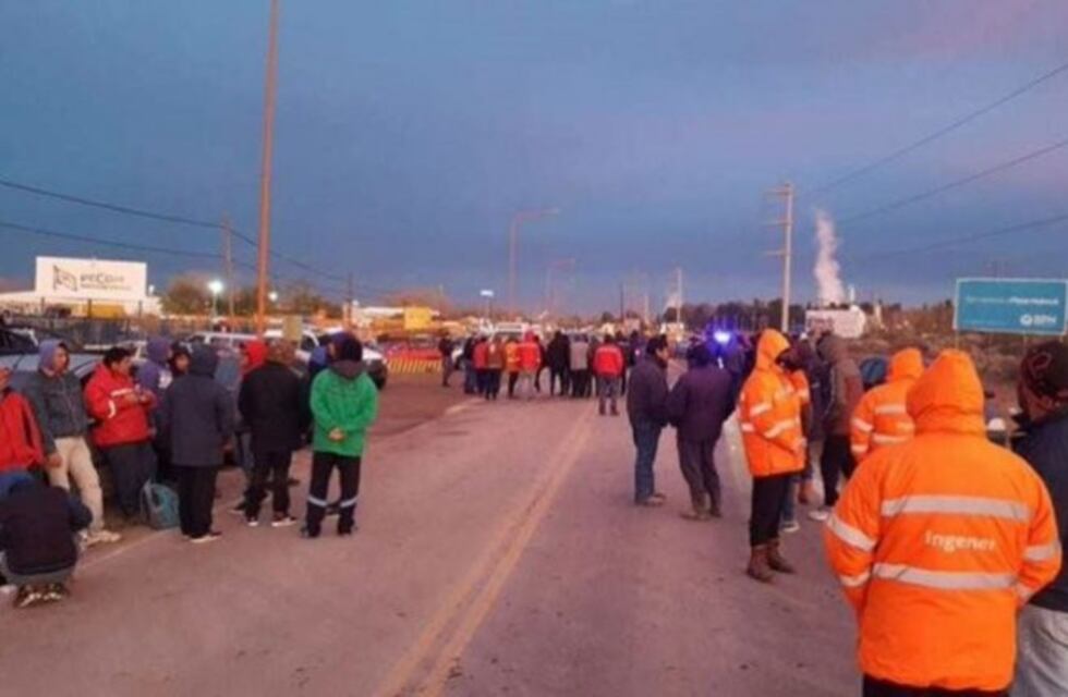 Despedidos de la UOCRA cortan la Ruta 22