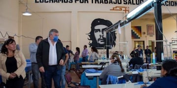 Morales observó el proceso de fabricación de los barbijos\u002E