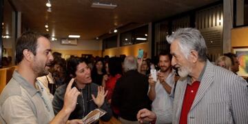 Rodríguez Saá conversó con los artistas, escuchó sus inquietudes y les hizo una propuesta para que puedan vivir de lo que les gusta\u002E Fotos: Agencia de Noticia