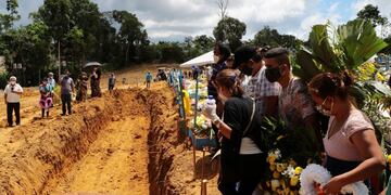 Coronavirus: abren fosas comunes por el colapso de los cementerios en Brasil (AP Photo/Edmar Barros)