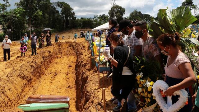 Coronavirus: abren fosas comunes por el colapso de los cementerios en Brasil (AP Photo/Edmar Barros)