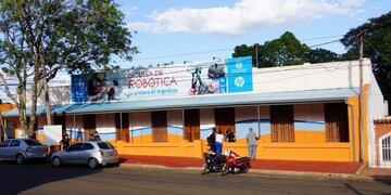 Escuela de Robótica frente del edificio\u002E (MisionesOnline)