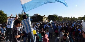 Festejos en las Mil Viviendas por la victoria de Argentina frente a Nigeria\u002E