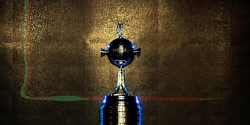 JJPANA7392\u002E BOGOTÁ (COLOMBIA), 05/11/2019\u002E- Fotografía de archivo del 2 de diciembre de 2014 del trofeo de la Copa Libertadores durante el sorteo de la edición 2015 en la localidad de Luque aledaña a Asunción (Paraguay)\u002E La Copa Libertadores nunca careció de fútbol\u002E Es más, por la elevada calidad del practicado por los clubes que la han disputado 59 veces desde 1960 el torneo es uno de los más atractivos del mundo\u002E Pero como una maldición factores extrafutbolísticos se han encargado de provocar turbulencias a la final de 2018, que terminó jugándose 15 días después de lo previsto, a 10\u002E039 kilómetros del estadio Monumental de Buenos Aires, en el Santiago Bernabéu de Madrid\u002E EFE/Andrés Cristaldo