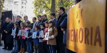 A las 13, en Plaza Independencia harán un homenaje a las víctimas del atentado a la AMIA
