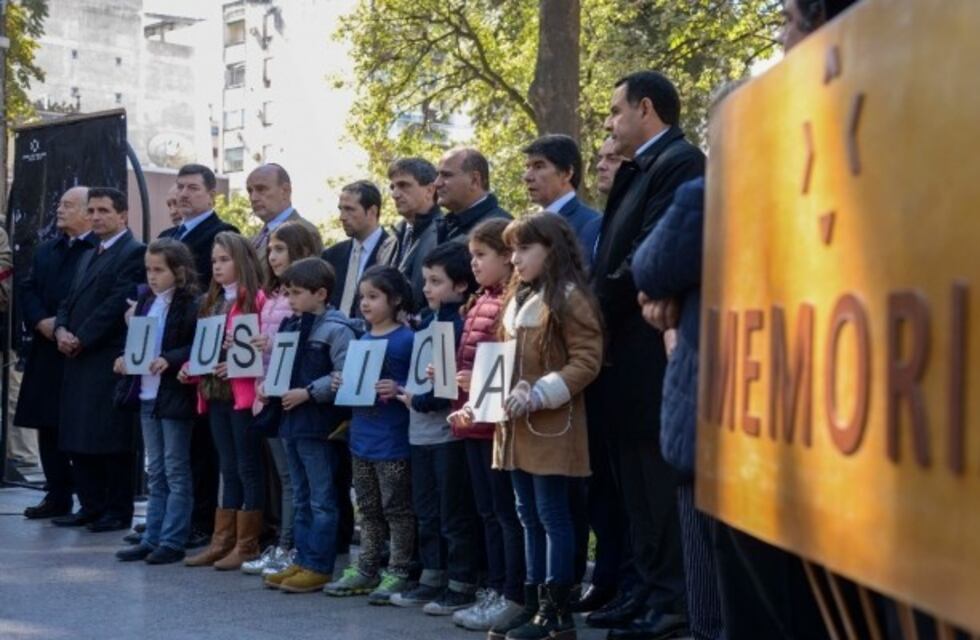Se realizará un acto en la plaza Independencia para rendir homenaje a las víctimas del atentado a la AMIA