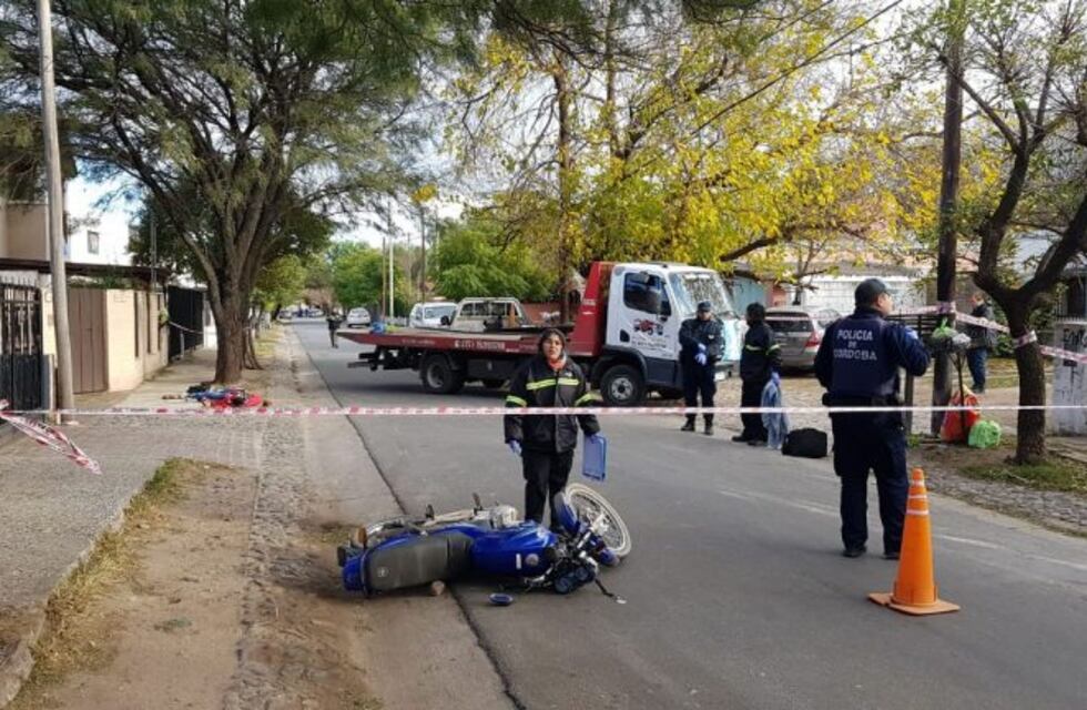 Murió un motociclista al ser embestido por una grúa
