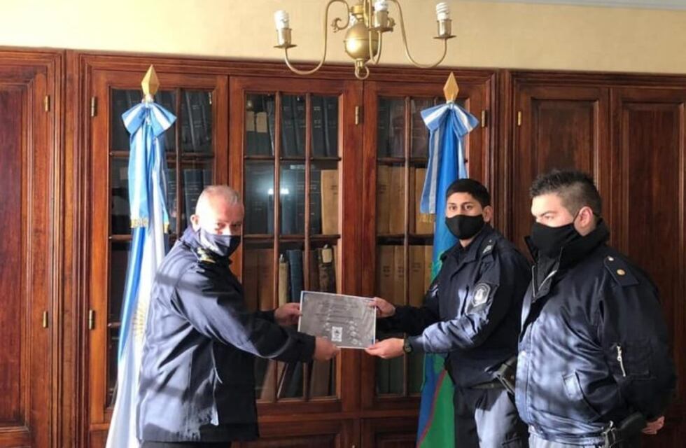 Premiaron a policía puntaltense y a su compañero por salvar la vida de una mujer