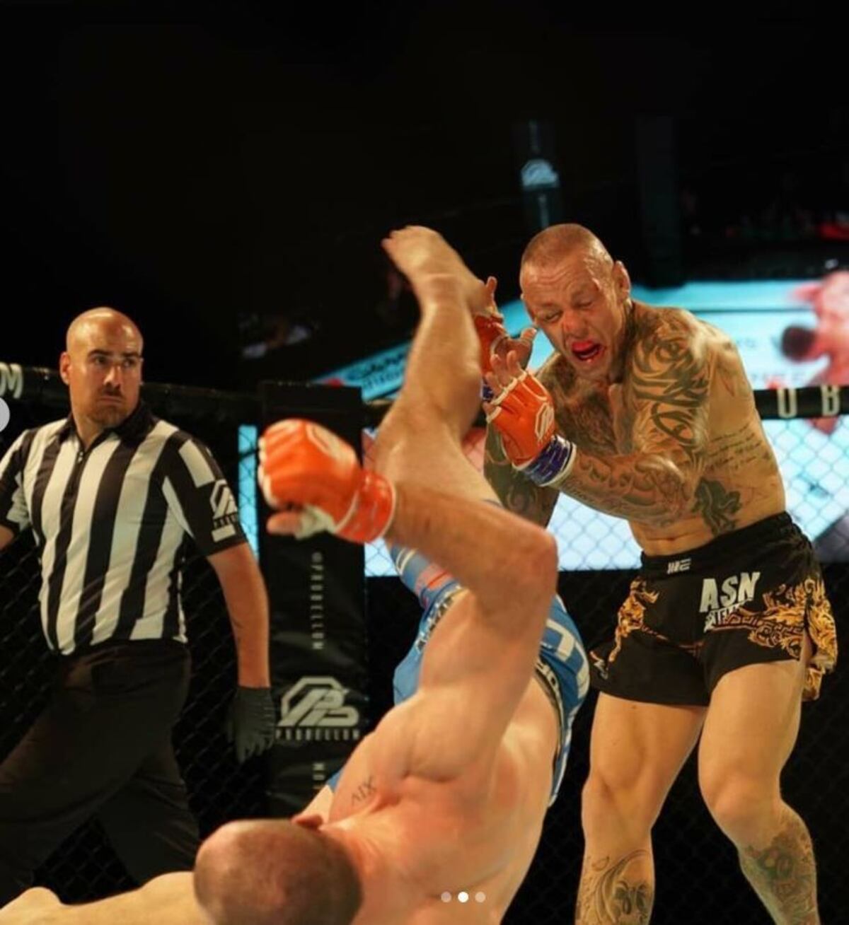 Davy Gallon noqueó a su rival con una pirueta espectacular\u002E