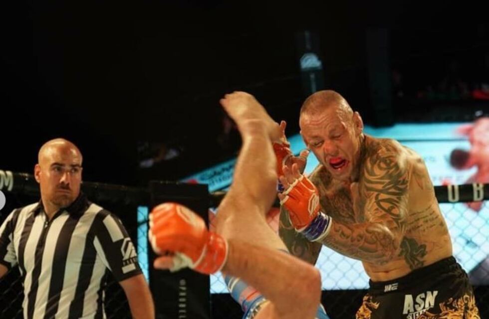 La increíble patada con la que un luchador noqueó a su rival