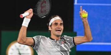 Switzerland's Roger Federer celebrates his victory against Spain's Rafael Nadal during the men's singles final on day 14 of the Australian Open tennis tournament in Melbourne on January 29, 2017. / AFP PHOTO / WILLIAM WEST / IMAGE RESTRICTED TO EDITORIAL