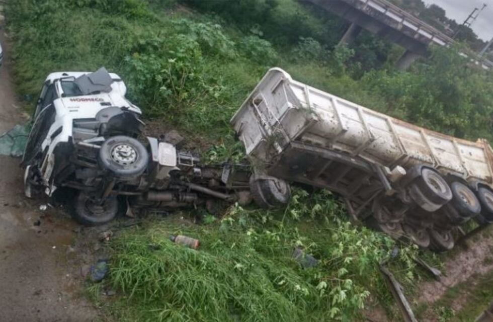Un camión cayó de la autopista a la altura de Avenida Circunvalación