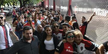 Larga cola de leprosos para conseguir una entrada para el clásico\u002E