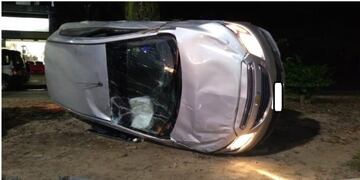 El Chevrolet Onix quedó sobre el cantero central\u002E