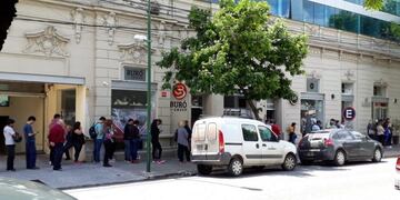 La cola para comprar dólares se sostuvo todo el día\u002E (Vía Rafaela)