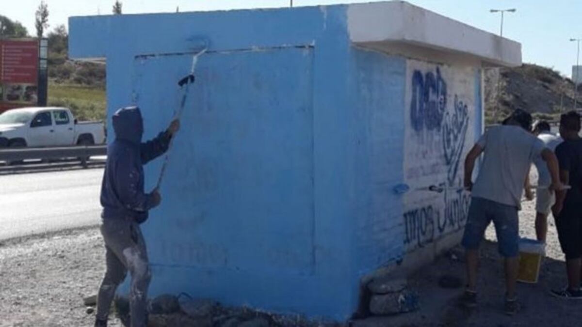 Varios trabajadores del MPN trabajan limpiando la calle y sacando las propagandas políticas del espacio público\u002E