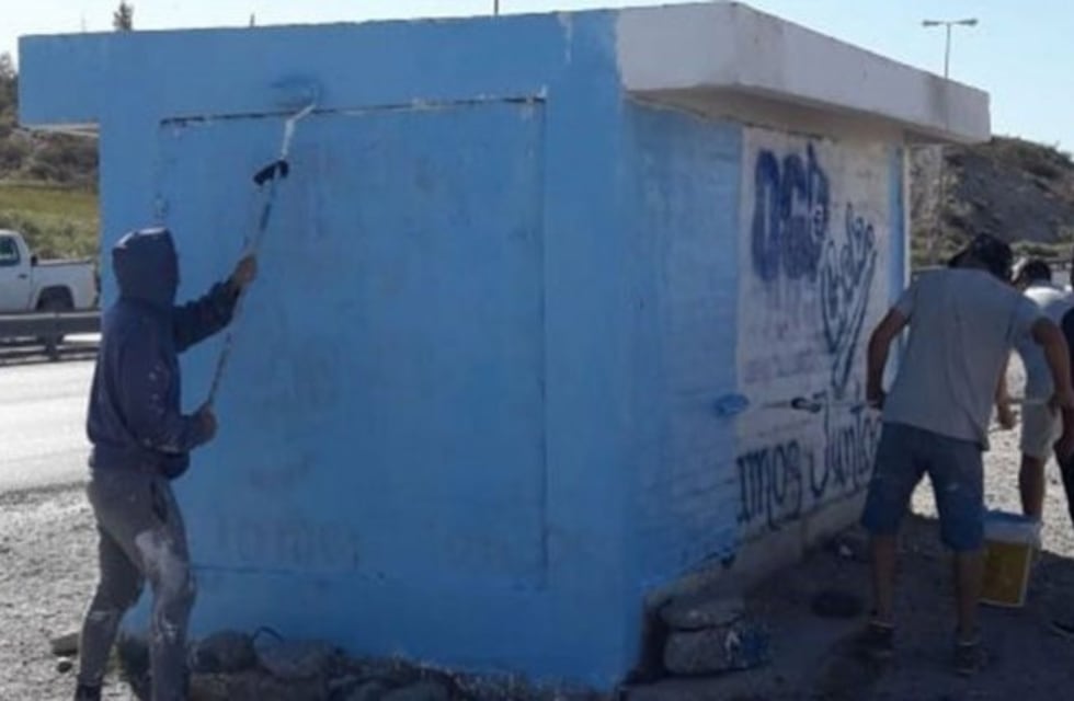 El Movimiento Popular Neuquino ya se encuentra blanqueando paredones tras las elecciones