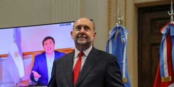 Omar Perotti en la entrega de tarjetas Alimentar (Gobierno de Santa Fe)