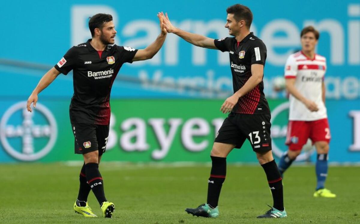Leverkusen (Germany), 24/09/2017\u002E- Leverkusen's Kevin Volland (L) celebrates scoring the first goal with Lucas Nicolas Alario during the German Bundesliga soccer match between Bayer 04 Leverkusen and Hamburger SV in Leverkusen, Germany, 24 September 2017\u002E (Hamburgo, Alemania) EFE/EPA/FRIEDEMANN VOGEL EMBARGO CONDITIONS - ATTENTION: Due to the accreditation guidelines, the DFL only permits the publication and utilisation of up to 15 pictures per match on the internet and in online media during the match\u002E alemania Kevin Volland Lucas Alario campeonato torneo liga alemana aleman futbol futbolistas partido Bayer 04 Leverkusen Hamburger SV