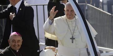 El papa Francisco saluda a la multitud al llegar en papamóvil al Aeródromo de Maquehue\u002E