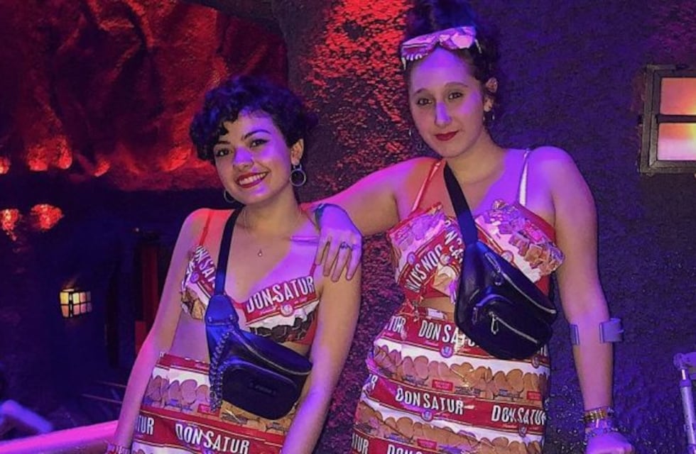 Se disfrazaron de "Don Satur" en Bariloche y la fábrica les regaló una caja de bizcochos