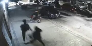 Actuaron dos delincuentes en moto que persiguieron a la víctima por la vereda y la interceptaron para quitarle una mochila con pertenencias (web)\u002E