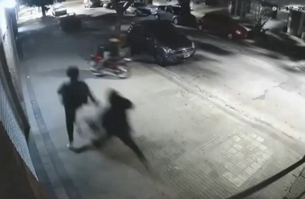 Violentos motochorros asaltaron a un joven platense que camina por la vereda
