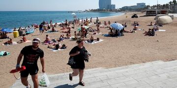Hallaron una bomba en una playa de Barcelona y evacuaron a los turistas