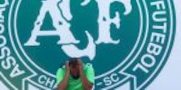 tragedia aerea caida avion vuelo Lamia 2933 donde fallecieron los jugadores plantel y dirigentes del club de futbol chapecoense y periodistasrn rnCHAPECO (BRASIL), 02/12/2016.- Un aficionado participa en una vigilia hoy, viernes 2 de diciembre de 2016, en homenaje a los jugadores y miembros del equipo tu00e9cnico del club brasileu00f1o Chapecoense que fallecieron en un accidente au00e9reo de la empresa boliviana Lamia en Colombia, el estadio Arena Conda en Chapeco (Brasil). EFE/Sebastiu00e3o Moreirarnrnrn chapeco brasil aviacion accidente aereo futbolistas chapecoense futbol aviacion accidentes futbolistas chapecoense preparativos para el funeral en el estadio cancha