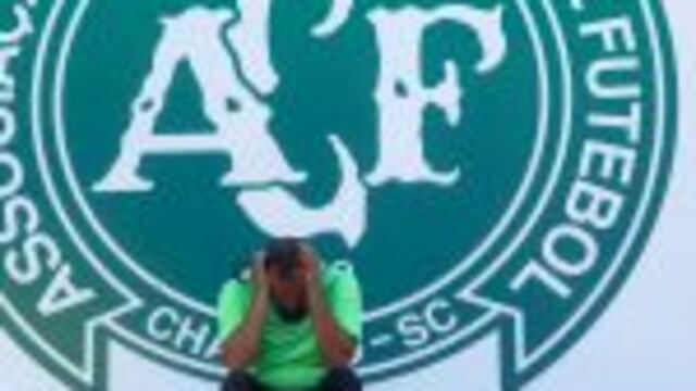 tragedia aerea caida avion vuelo Lamia 2933 donde fallecieron los jugadores plantel y dirigentes del club de futbol chapecoense y periodistasrn rnCHAPECO (BRASIL), 02/12/2016.- Un aficionado participa en una vigilia hoy, viernes 2 de diciembre de 2016, en homenaje a los jugadores y miembros del equipo tu00e9cnico del club brasileu00f1o Chapecoense que fallecieron en un accidente au00e9reo de la empresa boliviana Lamia en Colombia, el estadio Arena Conda en Chapeco (Brasil). EFE/Sebastiu00e3o Moreirarnrnrn chapeco brasil  aviacion accidente aereo futbolistas chapecoense futbol aviacion accidentes futbolistas chapecoense preparativos para el funeral en el estadio cancha