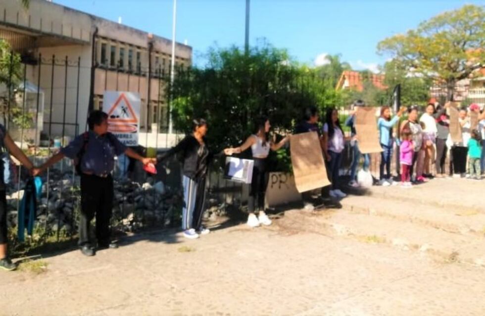 Padres de alumnos piden se agilice las obras de la escuela Santa Rosa