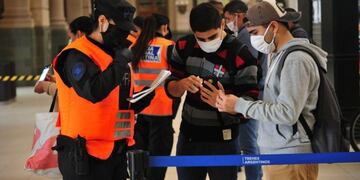 Fuerzas de seguridad controlan la temperatura de pasajeros en las estaciones de trenes porteñas\u002E (Clarín)