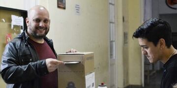Octavio Crivaro, candidato del Frente de Izquierda, votando en las elecciones generales\u002E (@OctavioCrivaro)