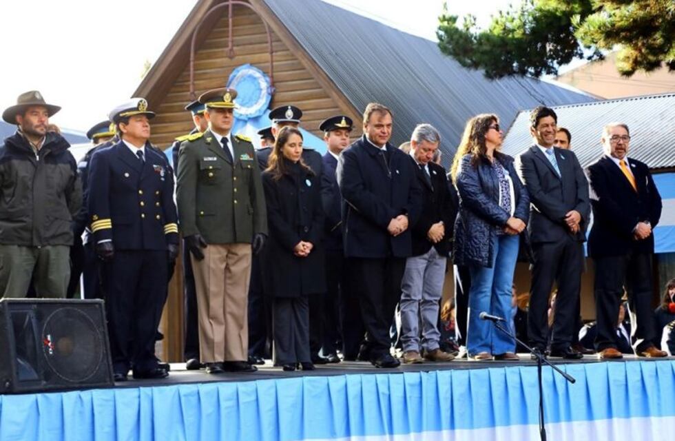 El intendente Javier Belloni encabezó el acto del 25 de mayo