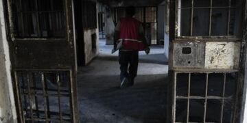 Buscan a un peligroso asesino que fue liberado por error en Mendoza\u002E