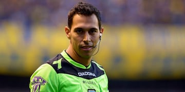 arbitro referi homenaje a los 44 tripulantes muertos en el submarino ara san juan\r\n\r\nReferee Facundo Tello wears an armband with the colors of the Argentine flag and the number \