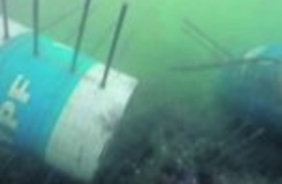 Aparecieron tambores de YPF en el fondo del mar chileno