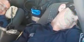 Policías durmiendo en Colón\nCrédito: Diamante NET Radio