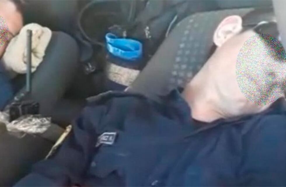 Sancionan con arresto a dos policías por dormirse