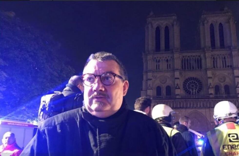 El sacerdote que se convirtió en héroe tras rescatar la corona de espinas de Notre Dame