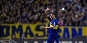 Boca Juniors' midfielder Juan Roman Riquelme waves while leaving the field during their Argentine First Division football match against Quilmes, at the Bombonera stadium in Buenos Aires, Argentina, on September 29, 2013\u002E AFP PHOTO / Alejandro PAGNI\r\n cancha de boca juniors juan roman riquelme campeonato torneo inicial 2013 futbol futbolistas partido boca juniors quilmes