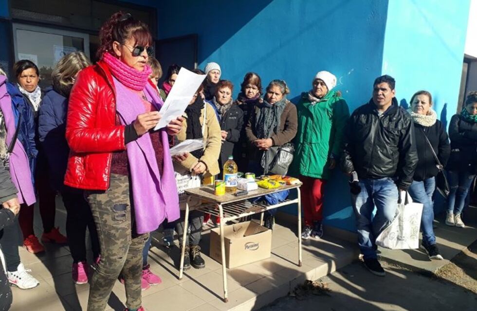 Organizaciones sociales pidieron bolsones frente al Carrefour de calle Mitre
