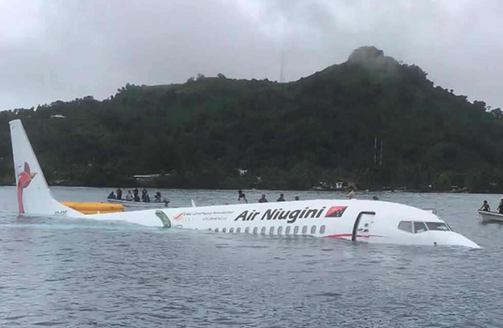 Un avión se pasó de la pista y terminó en una laguna de Micronesia