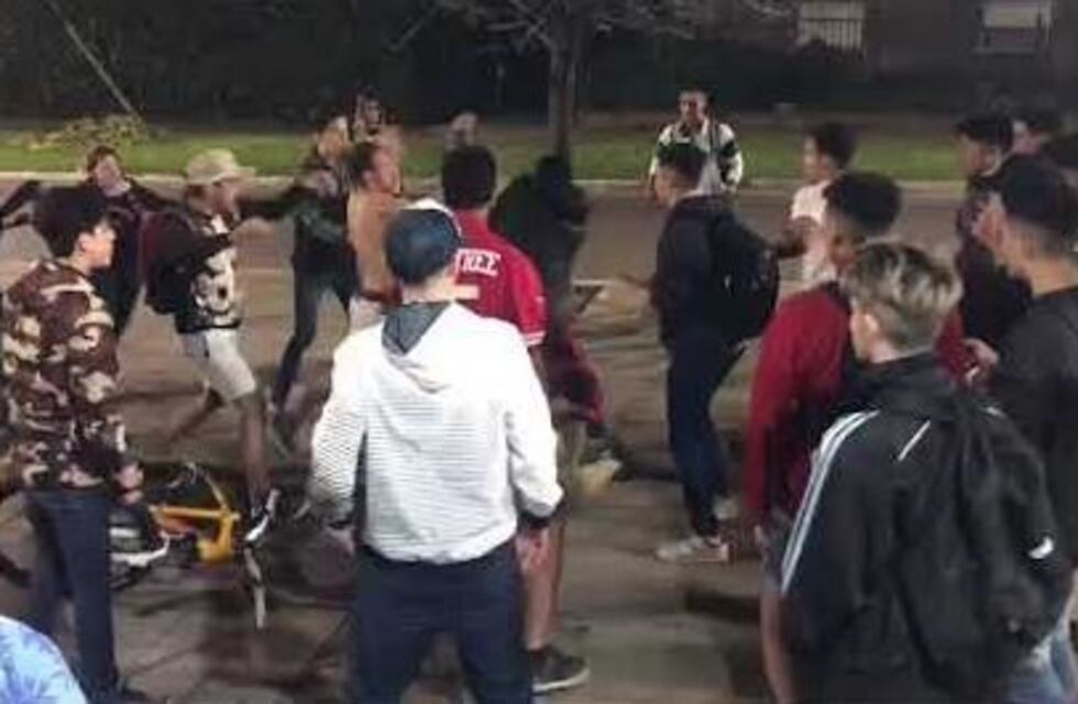 Lomas de Zamora: adolescentes se citan en una plaza para pelear y resolver sus problemas