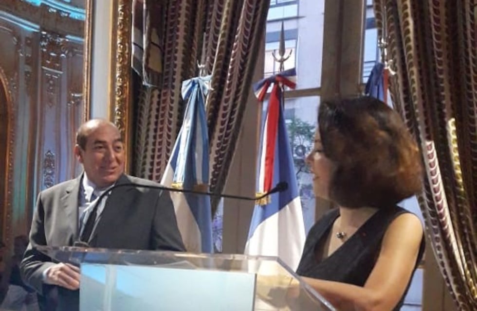 Carlos Cuevas condecorado por el Gobierno francés por sus más de 30 años de trabajo