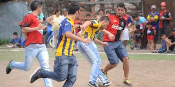 Los jugadores aceptaron la invitación del arquero para repudiar la violencia en el fútbol\u002E (@lacapital)