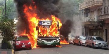 Se incendió un colectivo de la línea 5