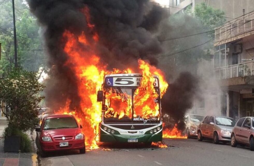 Se incendiaron un colectivo y seis autos en Floresta