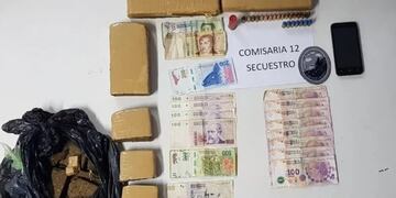 Un allanamiento en barrio Ludueña terminó con cinco detenidos y secuestro de drogas y armas\u002E (Ministerio de Seguridad)