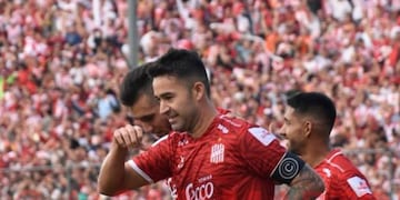 El capitán festeja uno de los tantos frente a Agropecuario en La Ciudadela\u002E